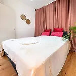 Riverfront Elegance 41br Spacious Retreat