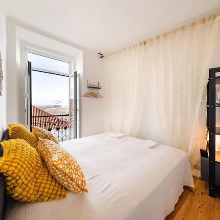 Апартаменты Riverfront Elegance 41br Spacious Retreat Лиссабон