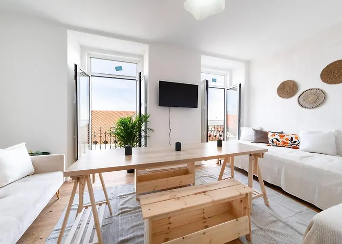 Riverfront Elegance 41br Spacious Retreat