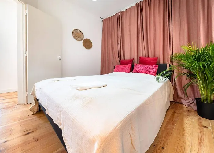 Riverfront Elegance 41br Spacious Retreat شقة